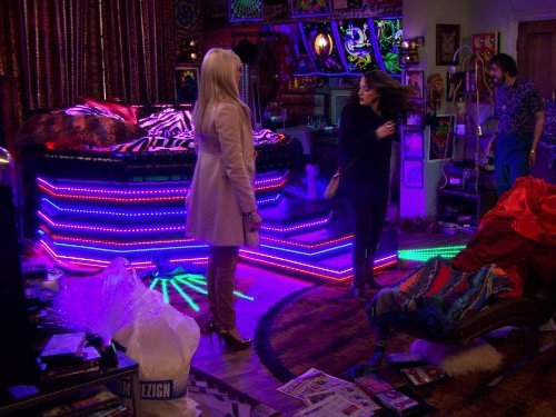 "2 Broke Girls" And the Big Hole